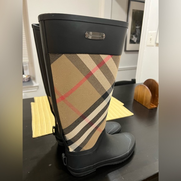 Burberry boots size 37 - Picture 3 of 3